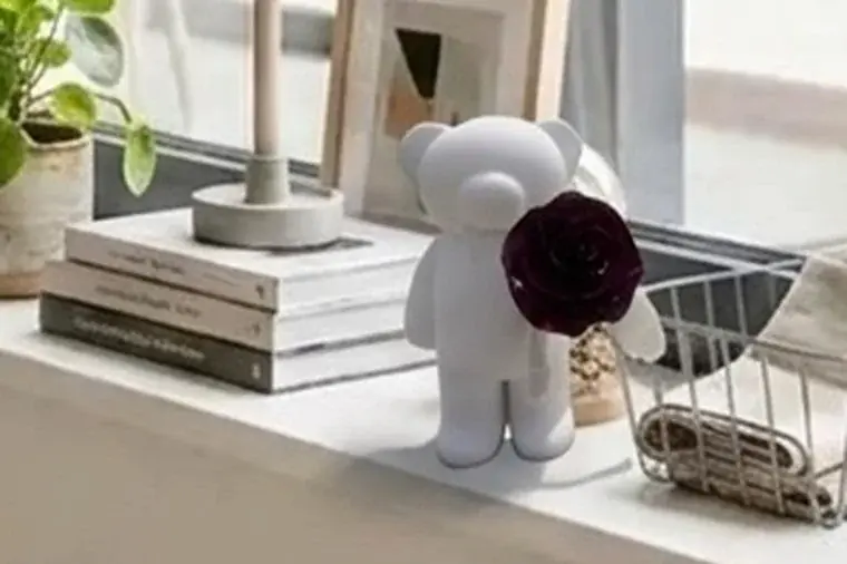 花を、飾るから“暮らす”へ。瀬戸内うまれの業界初メモリアルオブジェ〈ROSY（ロージー）〉誕生 ― プロポーズや結婚式の思い出のバラを、石膏のベアがそっと抱く。手仕事の一点物 ― 画像 2