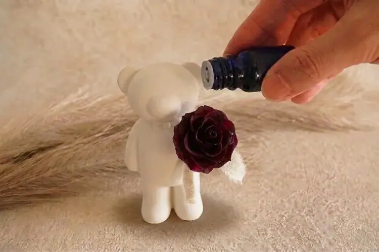 花を、飾るから“暮らす”へ。瀬戸内うまれの業界初メモリアルオブジェ〈ROSY（ロージー）〉誕生 ― プロポーズや結婚式の思い出のバラを、石膏のベアがそっと抱く。手仕事の一点物 ― 画像 3
