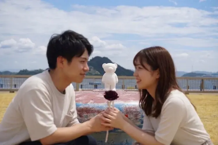 花を、飾るから“暮らす”へ。瀬戸内うまれの業界初メモリアルオブジェ〈ROSY（ロージー）〉誕生 ― プロポーズや結婚式の思い出のバラを、石膏のベアがそっと抱く。手仕事の一点物 ― 画像 4