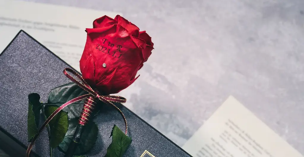 花を、飾るから“暮らす”へ。瀬戸内うまれの業界初メモリアルオブジェ〈ROSY（ロージー）〉誕生 ― プロポーズや結婚式の思い出のバラを、石膏のベアがそっと抱く。手仕事の一点物 ― 画像 6