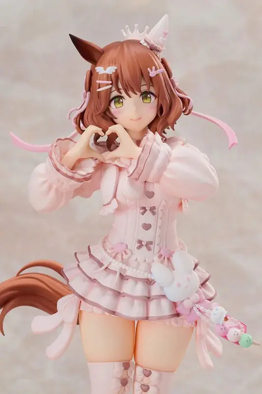 『ウマ娘 プリティーダービー』より、「アストンマーチャン」のフィギュアがバレンタインイベントでの衣装に身を包んで登場。あみあみにて予約受付中。 画像 6