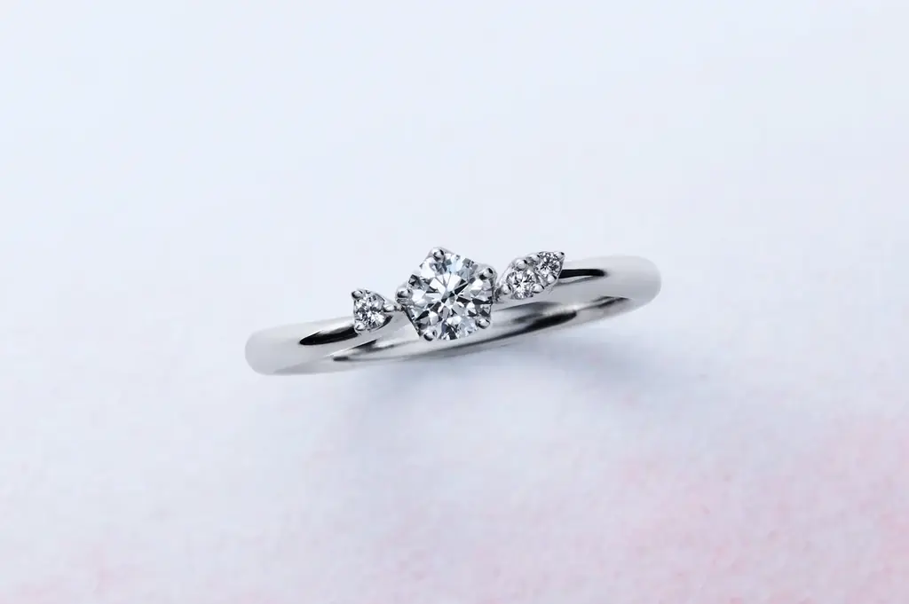 婚約指輪がセンターダイヤモンド込みで一律￥148,500！結婚指輪は価格が2種類に！BIJOUPIKO（ビジュピコ）が展開する四季を映すブライダルリングブランド「TOWA（トワ）」が生まれ変わる。 画像 2