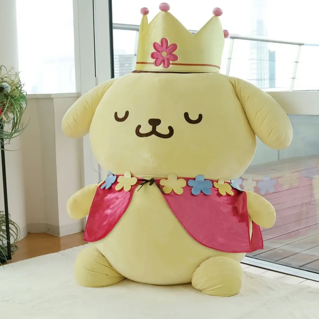 ポムポムプリン30周年記念！超巨大クッション「すべて受け入れるポムポムプリン」が王様姿にお着換えして登場!! 画像 2