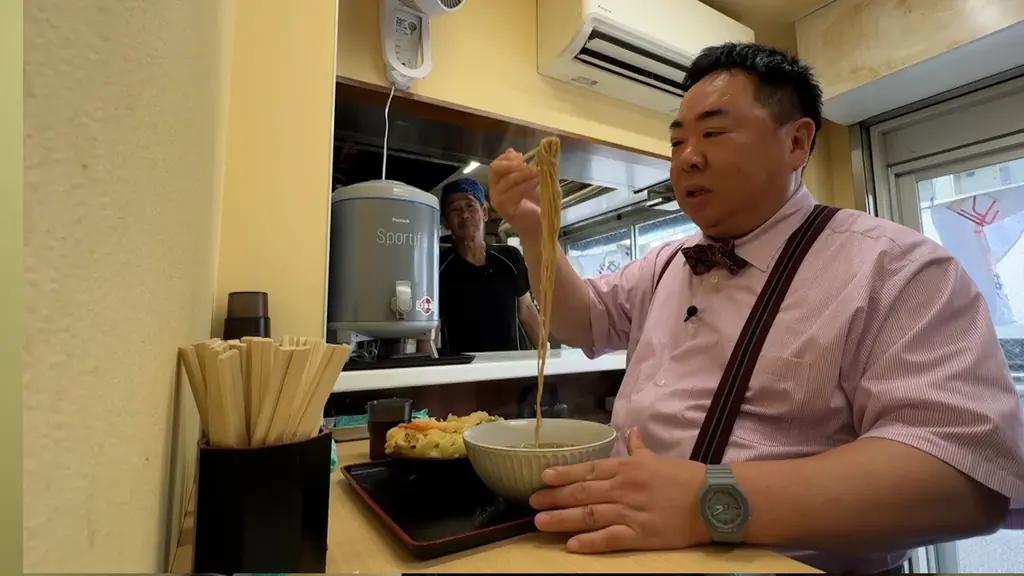 【ＢＳ日テレ】横浜・川向町で見つけた農園直送の立ち食いそば　選べるそばは４種類！ドランク塚地「ラー油と合う！合う！合う！」　そばの実を毎朝、店内で挽いて提供！ 画像 7