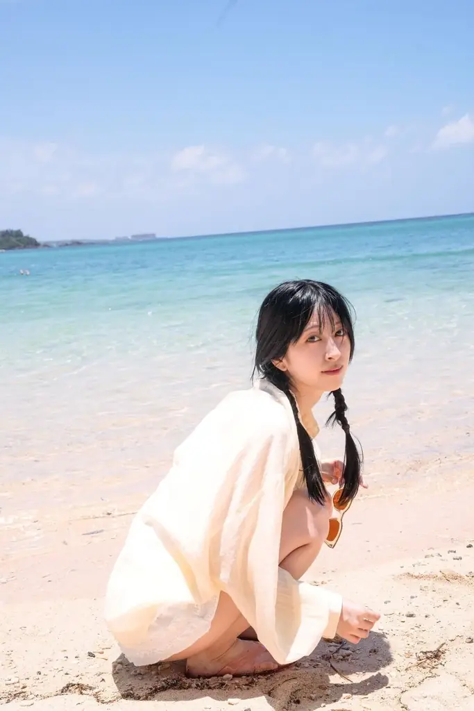 月音こな1st写真集『ひととき』12/9発売、沖縄の光と影