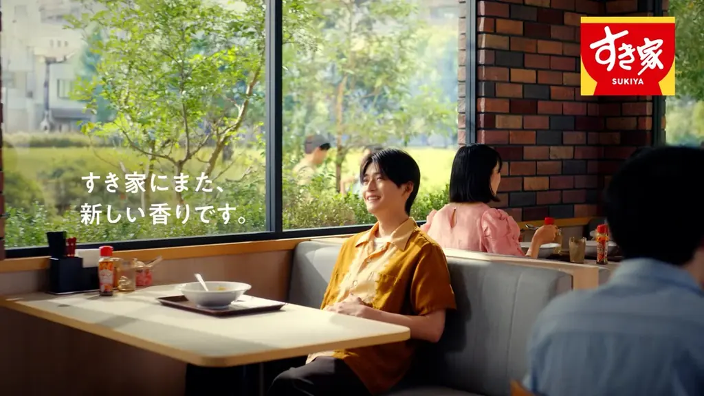 【すき家】高橋文哉さんが「ポークロックカレー」を堪能する新TVCM「そびえる肉に、食らいつけ。」篇を8月21日（金）よりオンエア　ボリューム感のある柔らかポークを、ガッツリと堪能！ 画像 11
