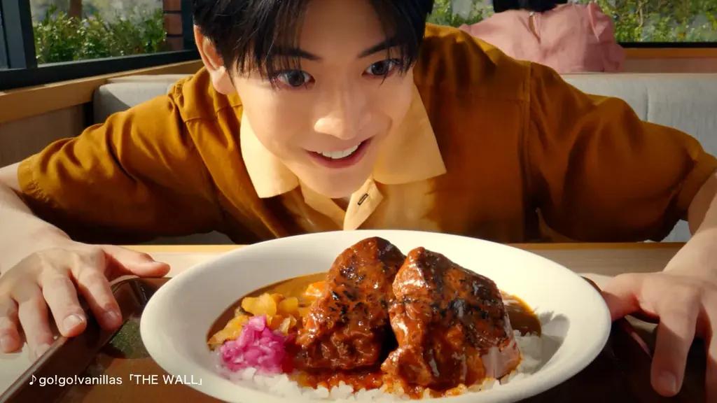 【すき家】高橋文哉さんが「ポークロックカレー」を堪能する新TVCM「そびえる肉に、食らいつけ。」篇を8月21日（金）よりオンエア　ボリューム感のある柔らかポークを、ガッツリと堪能！ 画像 3