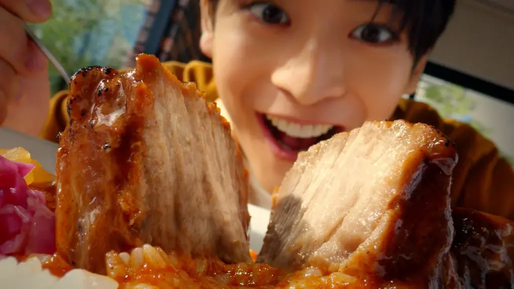 【すき家】高橋文哉さんが「ポークロックカレー」を堪能する新TVCM「そびえる肉に、食らいつけ。」篇を8月21日（金）よりオンエア　ボリューム感のある柔らかポークを、ガッツリと堪能！ 画像 5