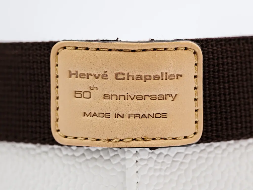 【Hervé Chapelier（エルベシャプリエ）】創業50周年記念 プレミアムライン「GP」の限定モデル登場！ブランド初期のヌメ革タグを再現した舟型トートを8月22日（土）発売 画像 2