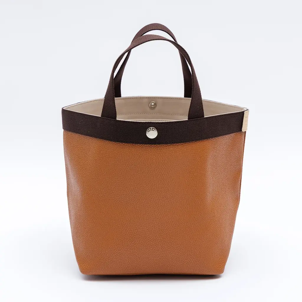 【Hervé Chapelier（エルベシャプリエ）】創業50周年記念 プレミアムライン「GP」の限定モデル登場！ブランド初期のヌメ革タグを再現した舟型トートを8月22日（土）発売 画像 6