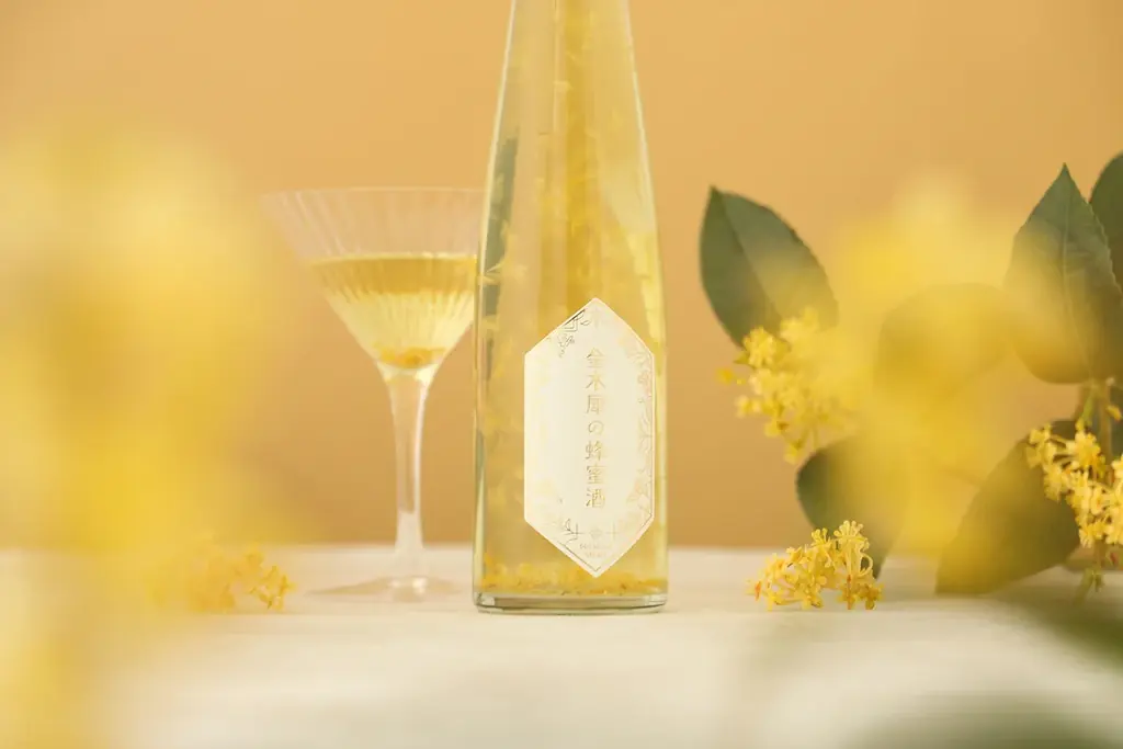 金木犀の花々がボトルを舞うリキュール「金木犀の蜂蜜酒」の抽選販売を開始 画像 2