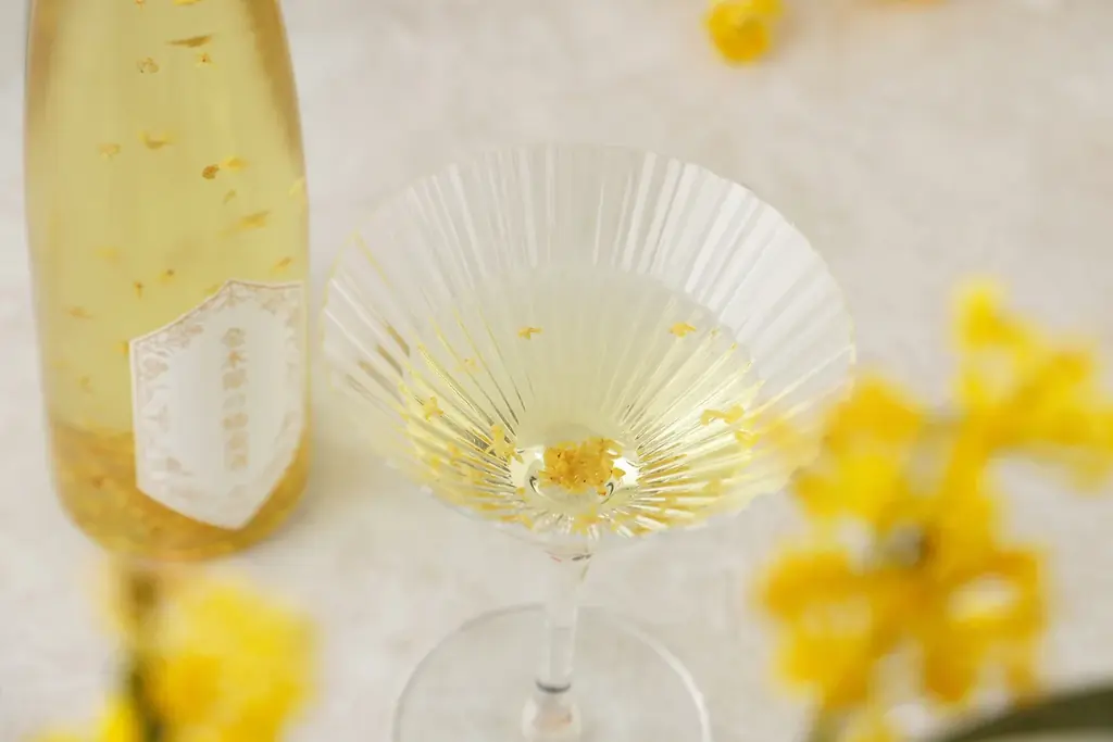 金木犀の花々がボトルを舞うリキュール「金木犀の蜂蜜酒」の抽選販売を開始 画像 3