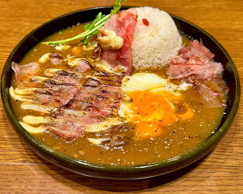 9月2日開始｜大阪発 出汁で楽しむ月見カレー2種登場 温玉×炙りベーコン