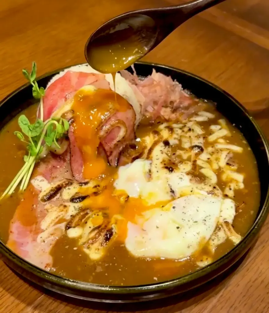 「カレーで、月見。」古き良き日本の“出汁”と“月見”が出会う。 画像 3