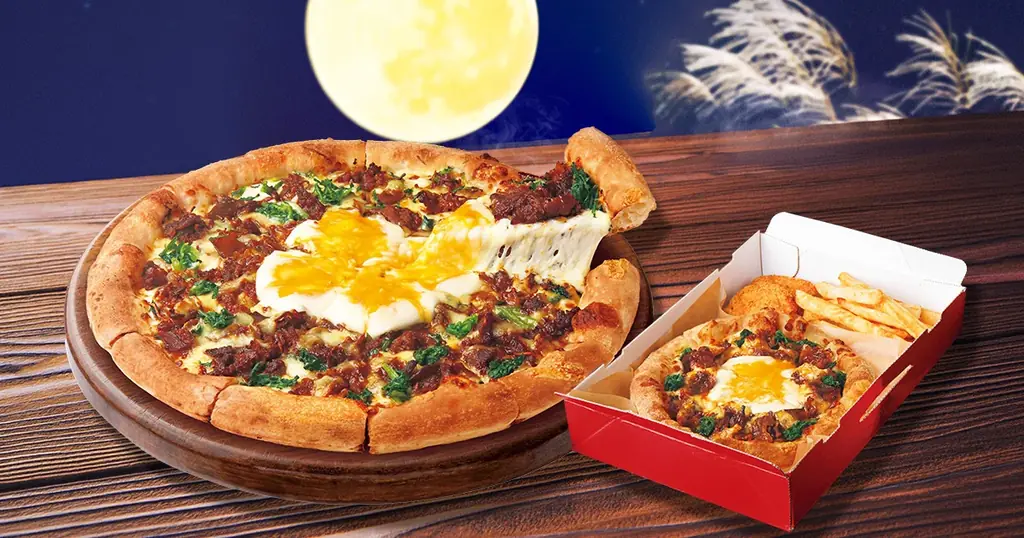 【大人気のピザハット月見ピザが今年も発売！】牛すき焼き肉×半熟とろたま！秋のごちそう「すき焼き月見ピザ」が期間限定で登場！ 画像 2