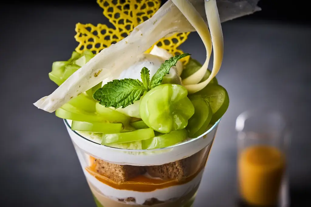 【ホテルメトロポリタン】シャインマスカットを贅沢にあしらったご褒美「Seasonal Parfait」〜芸術の秋を彩る、果実の美しさと紅茶が織りなすハーモニー〜 画像 2