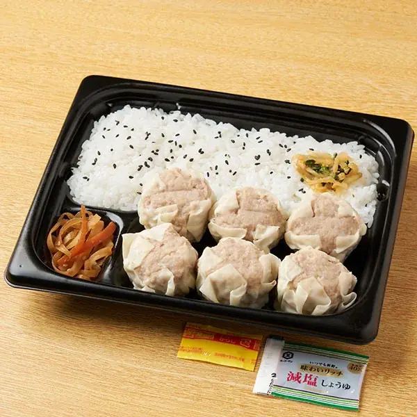 定番人気のお弁当がちょっとおトクに！嬉しい企画が始まる！第1弾は8月25日（火）から２週間限定でお値段そのまま！「こだわりカレー」はコロッケをトッピング、「肉シュウマイ弁当」は肉シュウマイ1個増量！ 画像 3