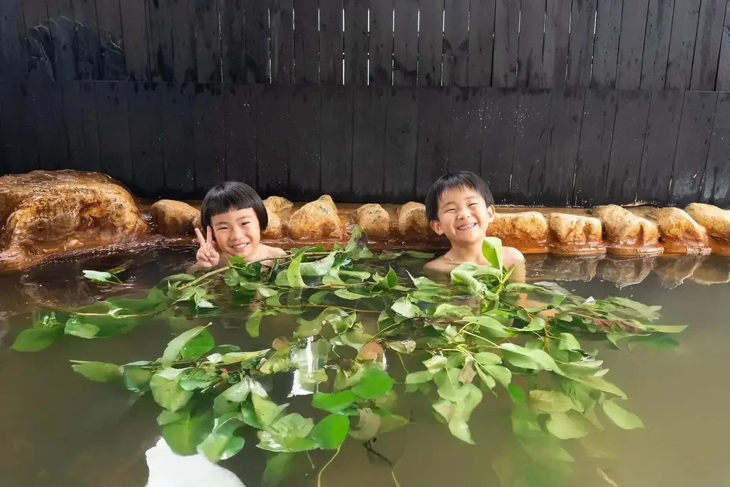 埼玉の名産品・梨と温泉のコラボ。おふろcafe 白寿の湯にて季節のおふろ「梨の葉風呂」を開催中。梨を使用した夏期限定スイーツの提供も。 画像 1