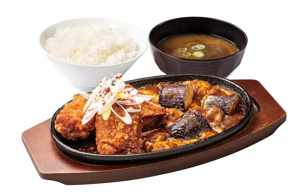 白米が止まらない！からあげも麻婆豆腐も麻婆茄子も全部乗せ。「旨辛にんにくからあげの鉄板麻婆定食」からやまで販売開始！ 画像 2