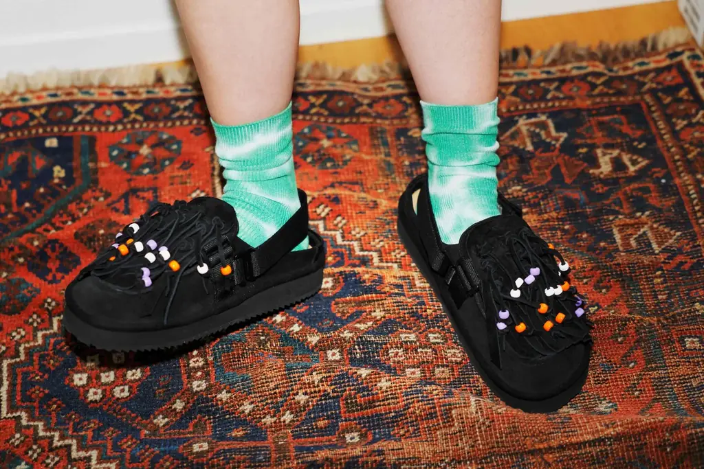 フットウェアブランド「SHAKA」から6つの表情を楽しむ、新感覚モックミュール。「anna sui nyc」との限定コラボレーションが登場。 画像 2