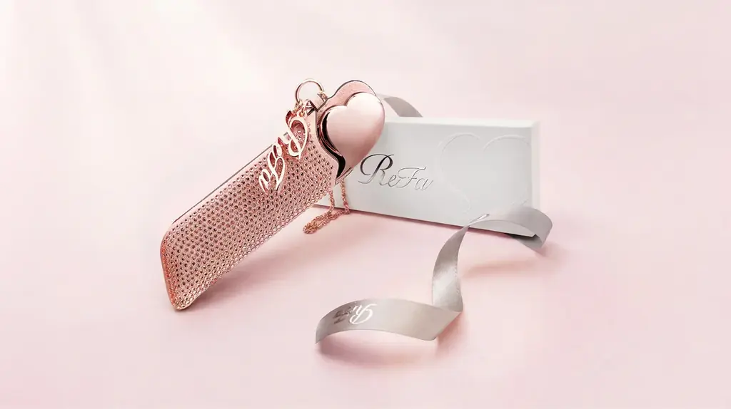 揺れるたび、光を受けてきらめく。バッグにつける専用ケース。 「ReFa Aira CASE Jewel（リファアイラケース ジュエル）」 2026年8月26日（水）「Club Aira」にて先行発売 画像 4