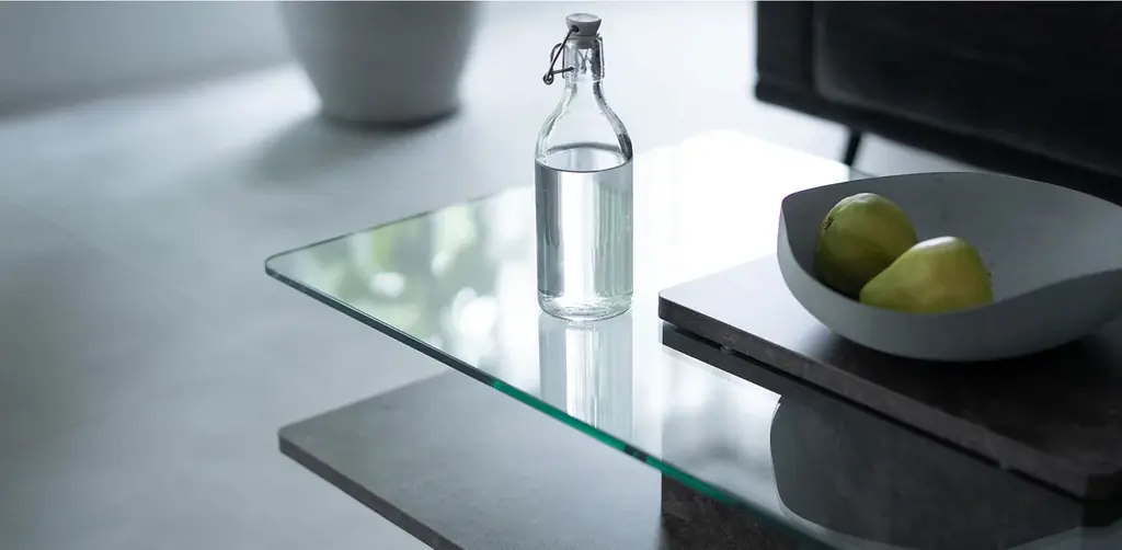 “魅せる”と”隠す”をひとつにしたセンターテーブル「GREST（グレスト）」を新発売。ガラス天板とスマートな収納を備え、生活感をさりげなく隠しながら、お気に入りの小物を美しく引き立てます。 画像 12