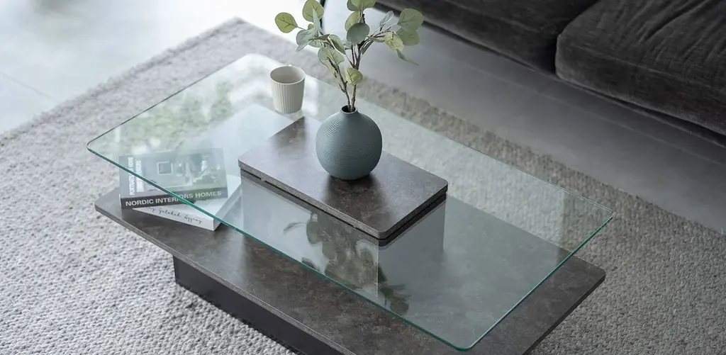 “魅せる”と”隠す”をひとつにしたセンターテーブル「GREST（グレスト）」を新発売。ガラス天板とスマートな収納を備え、生活感をさりげなく隠しながら、お気に入りの小物を美しく引き立てます。 画像 8