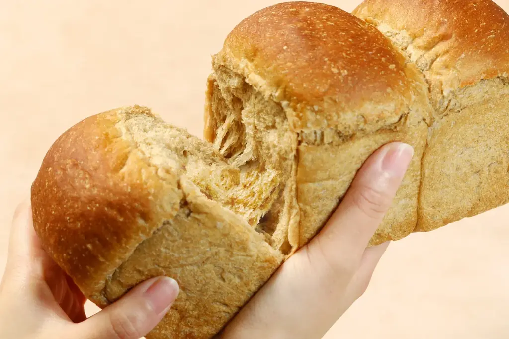 【ブランド史上初！玄米使用のこだわり食パン】「バゲットラビット」より国産バター＆牛乳100％でしっとり柔らか食感に仕上げた『しっとり玄米食パン』が新登場！香ばしい玄米の風味が広がる新作食パン！ 画像 2