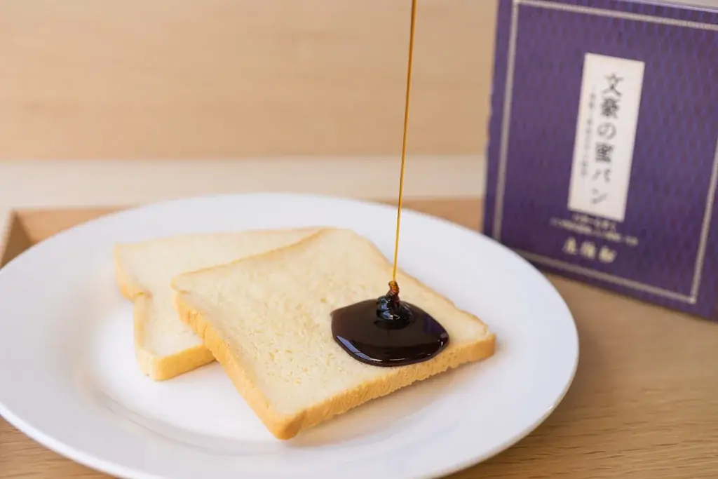 【9月7日・英治忌に発売】吉川英治が愛した「蜜パン」をラスクで再現。本店看板の知られざる物語を商品化した「文豪の蜜パン」 画像 1