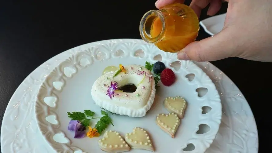 9月1日スタート｜箱根で香水瓶モチーフの食べるアート体験