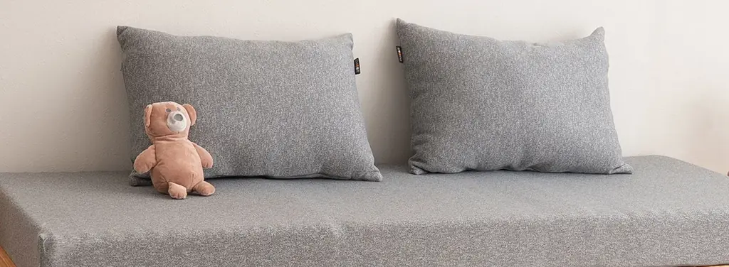カバーを掛けるだけで「寝具」から「インテリア」へ。エムールで人気のコンパクトショートサイズ（65×180cm）にジャストフィットする専用カバー＆クッションセットが新発売！ 画像 8
