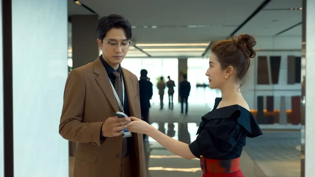 中国ドラマ「彼女は薔薇」リウ・イーフェイら4人を捉えた新ビジュアル公開！ 恋と成長の20年間を切り取った新場面写真も一挙大量公開！ 画像 10