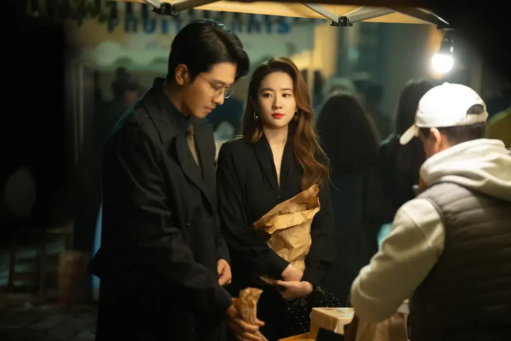 中国ドラマ「彼女は薔薇」リウ・イーフェイら4人を捉えた新ビジュアル公開！ 恋と成長の20年間を切り取った新場面写真も一挙大量公開！ 画像 2