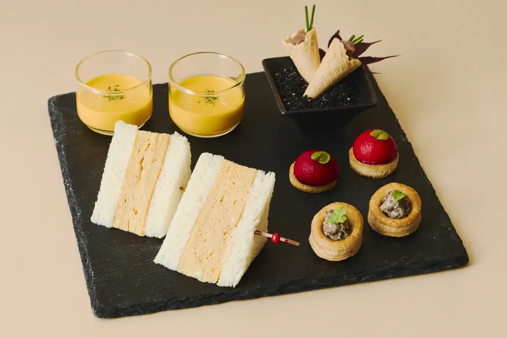 りんご・洋梨に見立てたムースや、焼きたてを味わうアップルパイなど「THE APPLE & PEAR SEASON Parfait Afternoon Tea」の予約受付を開始 画像 15