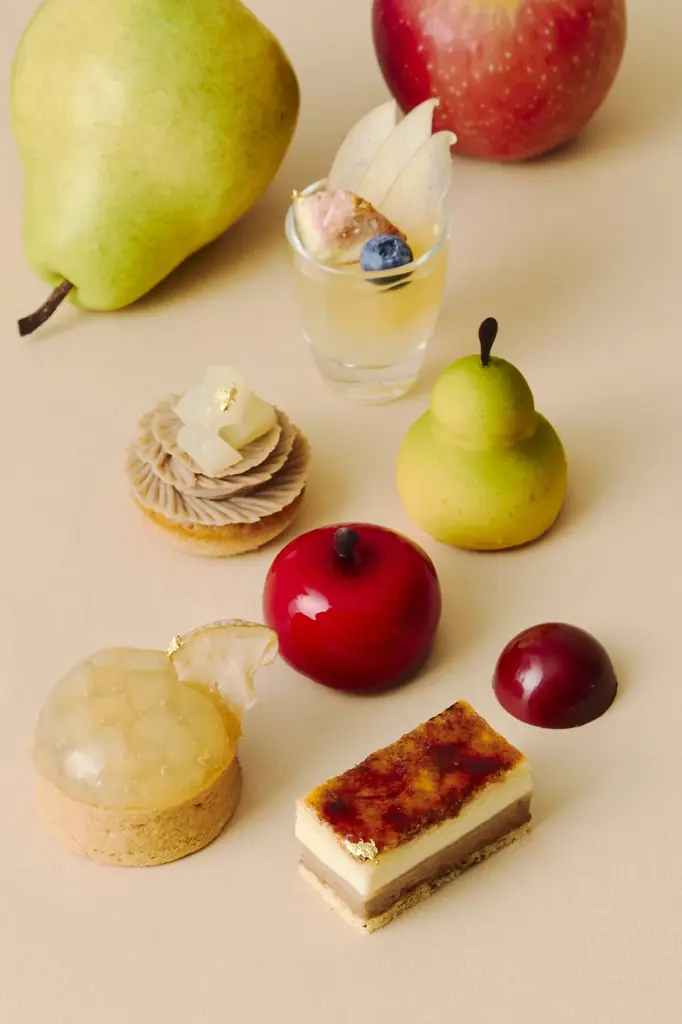 りんご・洋梨に見立てたムースや、焼きたてを味わうアップルパイなど「THE APPLE & PEAR SEASON Parfait Afternoon Tea」の予約受付を開始 画像 3