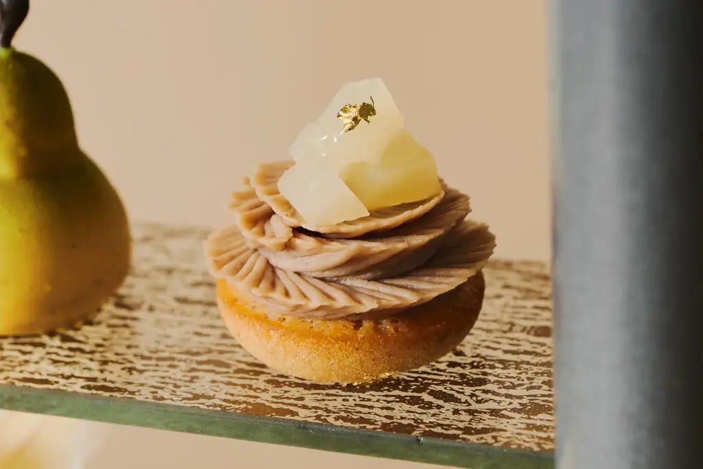 りんご・洋梨に見立てたムースや、焼きたてを味わうアップルパイなど「THE APPLE & PEAR SEASON Parfait Afternoon Tea」の予約受付を開始 画像 6