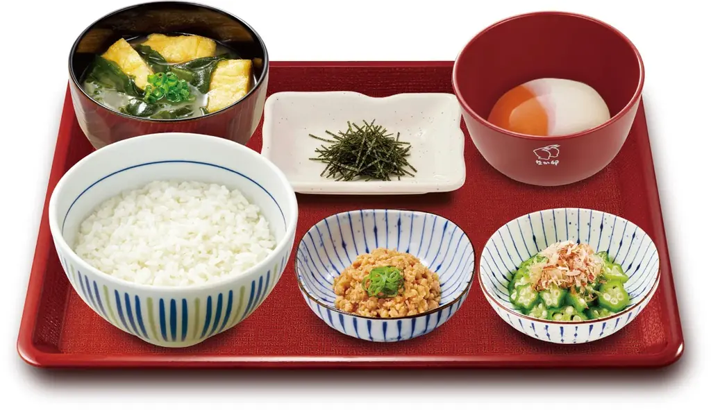 【なか卯】よく混ぜて、さっとかき込む朝の一杯！甘辛い鶏そぼろとねばとろ具材を楽しむ「鶏そぼろまぜのっけごはん朝食」発売 画像 2