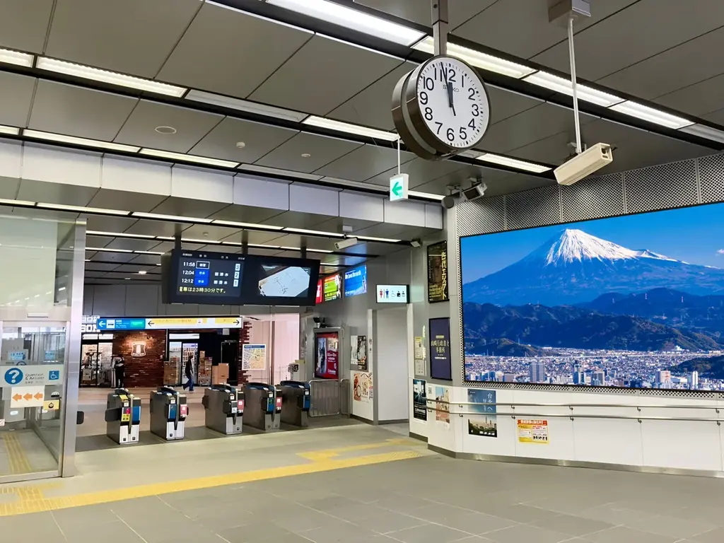 新静岡駅に13面連動デジタルサイネージ設置