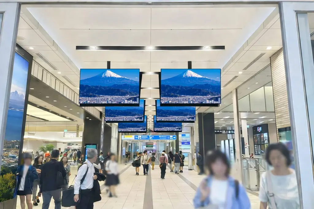 新静岡駅改札口・新静岡セノバ自由通路に13面連動デジタルサイネージ「しずてつマルチビジョン」を設置 画像 2