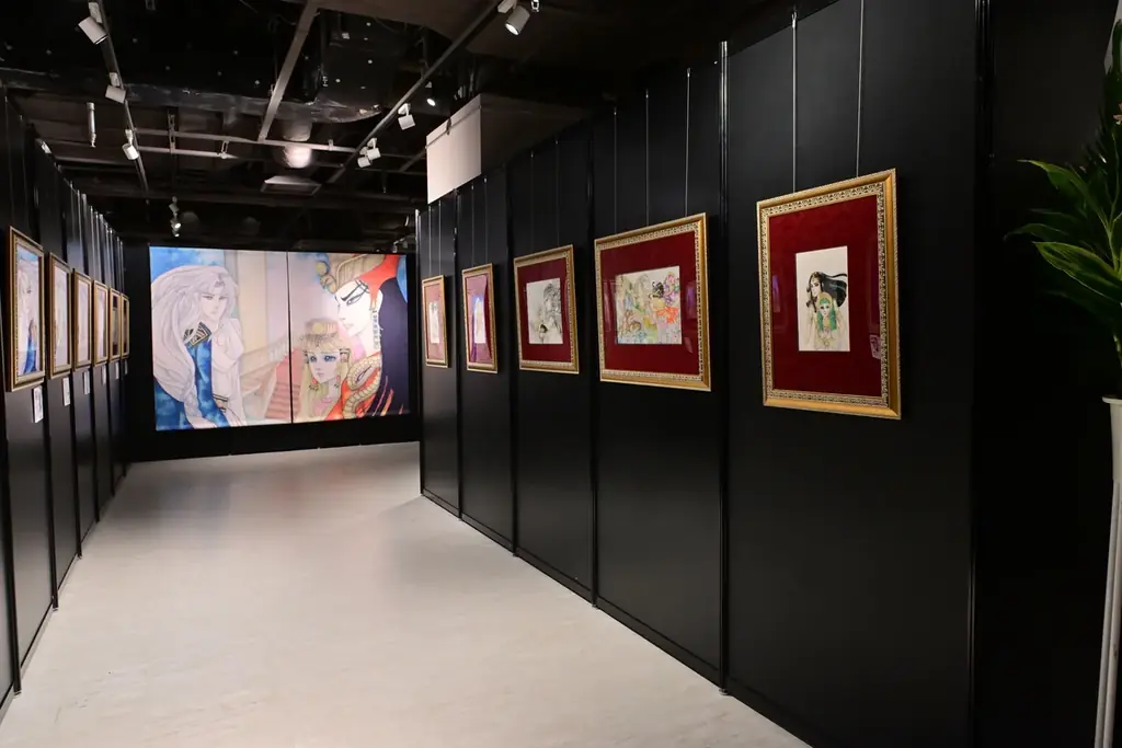 連載50周年記念「王家の紋章 原画展」本日2026年8月28日(金)より有楽町マルイにて開催！計90点もの美麗原画を一堂に展示、純金箔を使用した金箔アートなどのグッズも販売 画像 3