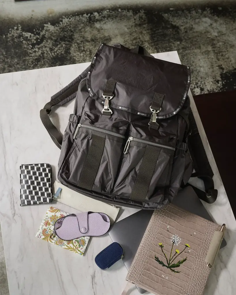 レスポートサックの超軽量シリーズ「Essential Collection」が10周年。スタイリスト・大草直子氏とのコラボ2型を限定復刻！9/2(水)発売 画像 3