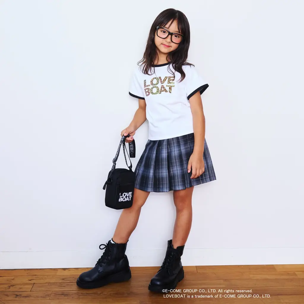 ＼あの伝説のギャルブランドがミニマルに登場！／〈LOVEBOAT〉×〈minimal〉初コレクション。ママは懐かしい、小学生は新しい。リアル親子モデルが着こなすリンクコーデにも注目！ 画像 3