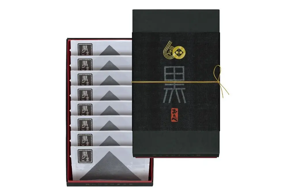 累計42億円を売り上げたおたべのヒット商品「黒のおたべ」おたべ発売60周年を記念し、9月6日より期間限定で復刻販売 画像 2