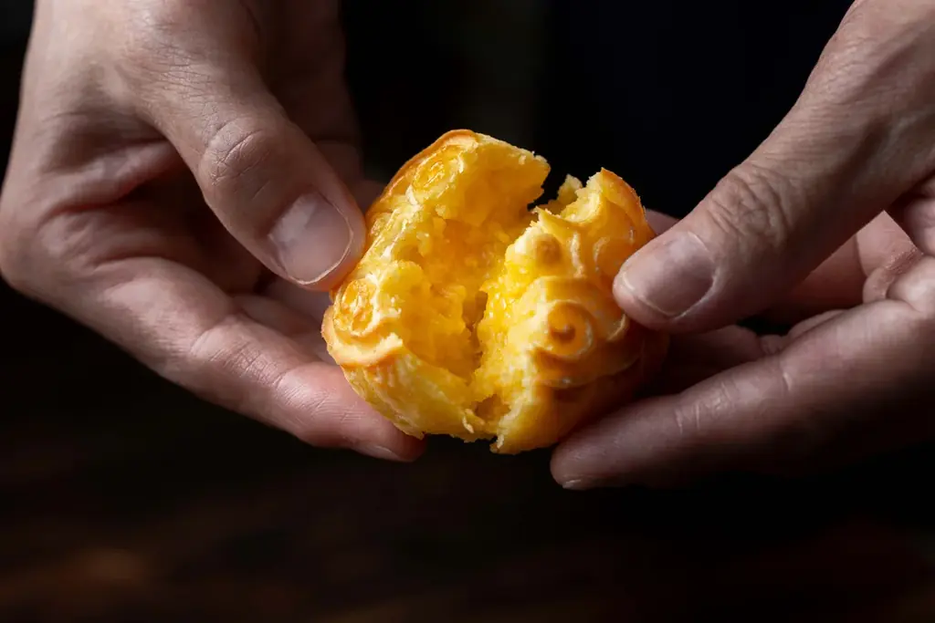 ホロホロとほどけるクッキー生地と、とろけるカスタード餡が織りなす端正な味わい。中国料理「星ヶ岡」から中秋の福を願う数量限定の「カスタード月餅」を販売 画像 3
