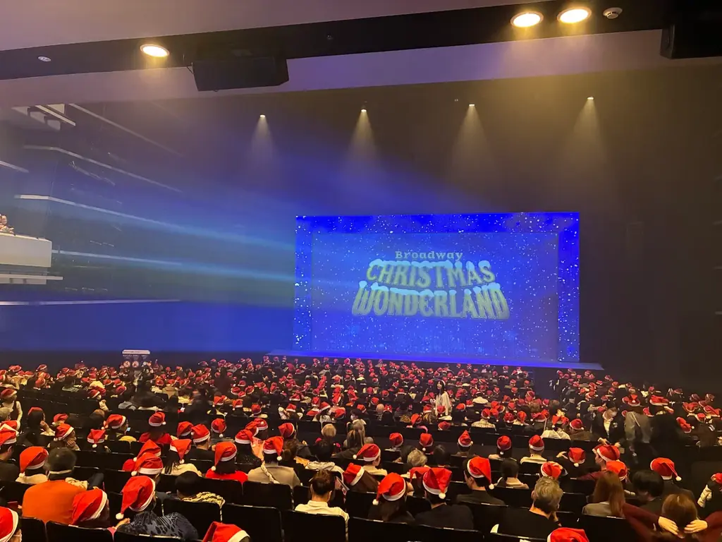歌とダンスとスケートが彩る、クリスマス・エンターテインメント︕『ブロードウェイ クリスマス・ワンダーランド 2026』今年も開催決定！最速先⾏ 9 ⽉ 6 ⽇（日）スタート︕ 画像 2