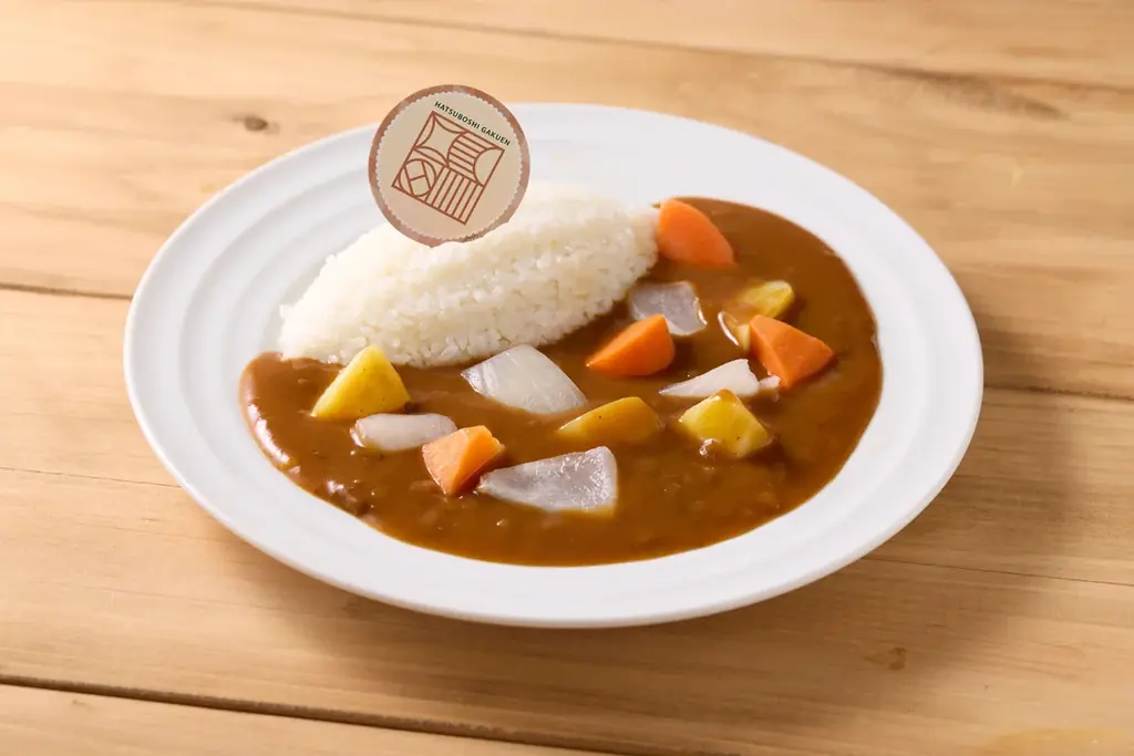 「学園アイドルマスター」× Chugai Grace Café コラボカフェが渋谷でリバイバル開催決定！「1年1組 なかよし具だくさんカレー」などの新たなコラボメニューや新作グッズが登場 画像 2