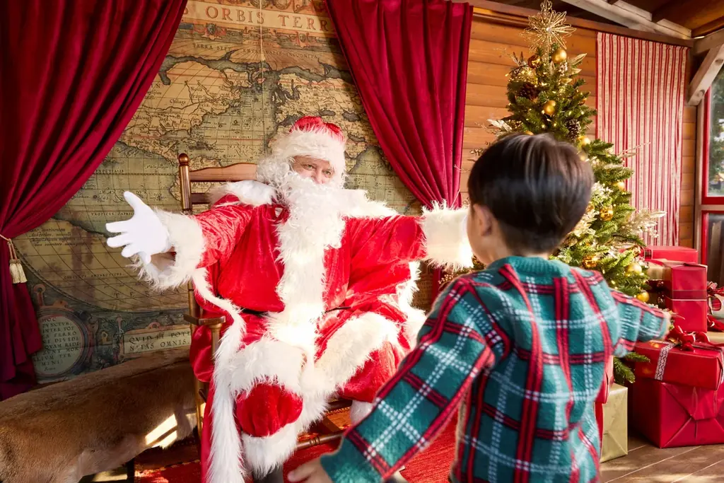 本場ヨーロッパの街並みを舞台に過去最大スケールのクリスマス　見渡す限りクリスマスで彩られた空間に、日本唯一のシンボルツリーと星が降り注ぐ新イルミネーションが加わり、心奪われる美しい光景が広がる 画像 7