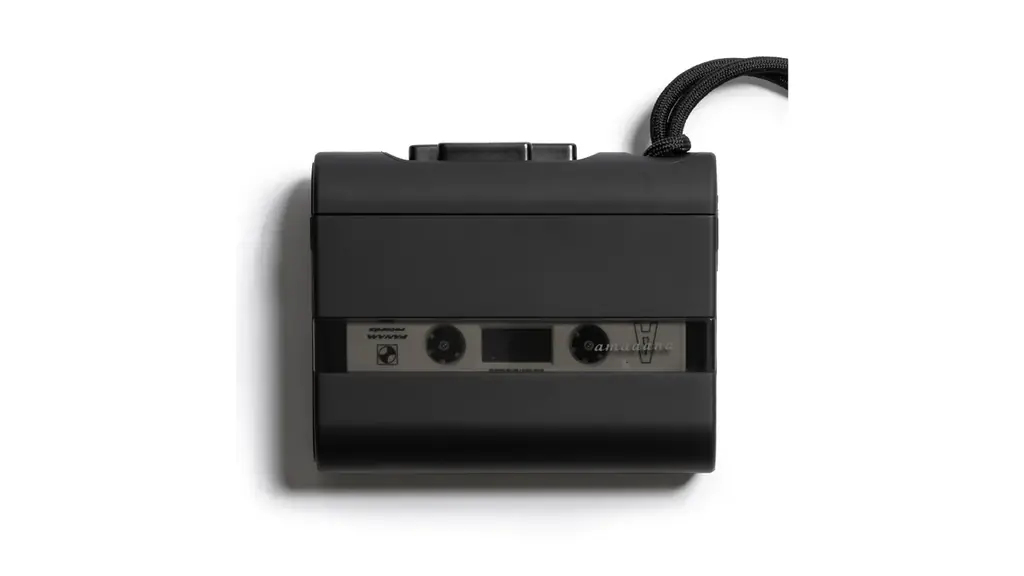 ゆっくり流れる音を、持ち歩く。 amadana、ポータブルカセットプレーヤー「CP10」を9月3日に発売 画像 3
