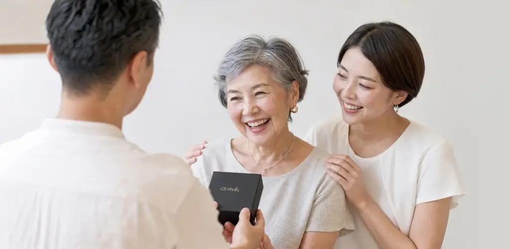 敬老の日・老人週間に、耳をふさがない“聞こえ”を贈る。イヤーカフ型集音器「Cearvol Liberte」を期間限定6,500円OFFで提供 画像 2