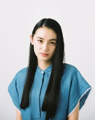 メイクアップ市場シェアNo.1※1のマキアージュが、新ブランドメッセージ「あなたには、世界を美しくする力がある。」を発表。新ミューズにはKAZUHAさん、穂志もえかさん、八木莉可子さんを起用。 画像 4